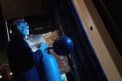 Hít bóng cười, người ra bã: Cận cảnh chiêu trò 'móc túi' dân chơi hàng trăm triệu đồng mỗi đêm