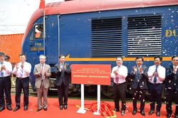 Chuyến tàu liên vận quốc tế đầu tiên nối Hà Nội - Thạch Gia Trang của Trung Quốc