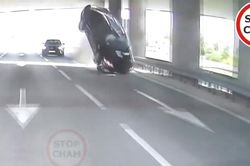 Ô tô con bay lên như phim hành động vì đâm phải xe phía trước chuyển làn ẩu