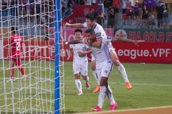 Caion lập cú đúp siêu phẩm, CLB Hà Nội giữ vững ngôi đầu V-League