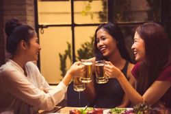 Trong bữa ăn xã giao, nên ghi nhớ 3 lời này, cả bàn sẽ nhìn bạn bằng ánh mắt ngưỡng mộ