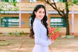 Bà xã Quyền Linh trẻ như gái đôi mươi trong trang phục áo dài nền nã