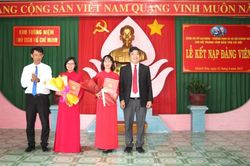 Kết nạp đảng viên mới tại địa chỉ đỏ