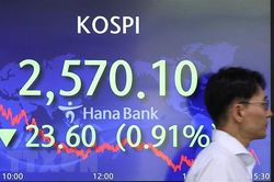 Chứng khoán thế giới ngập sắc đỏ sau khi Mỹ bị hạ bậc tín nhiệm