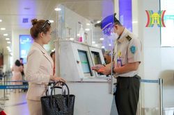 Ngày đầu tiên dùng tài khoản VNeID làm thủ tục đi máy bay
