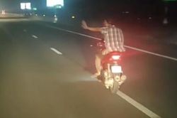 Video người đàn ông chạy xe máy 'lạc' vào cao tốc, lạng lách cản đầu ôtô