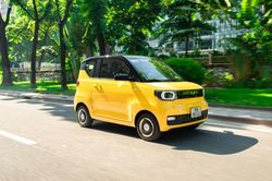 Ô tô điện mini HongGuang MiniEV có chi phí sạc rẻ hơn phí đổ xăng xe máy