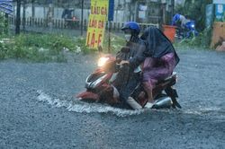 Hàng loạt kỷ lục mưa lớn nhất lịch sử được thiết lập ở Nam Bộ có bất thường?