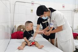 Gia tăng ca mắc tay chân miệng biến chứng nặng, khuyến cáo quan trọng của bác sĩ