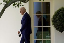 Vì sao Tổng thống Mỹ Joe Biden lặng thinh trước các cáo buộc hình sự đối với ông Donald Trump?
