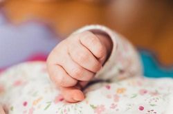 Bạn trai vô tâm, cô gái làm điều ghê rợn với con sơ sinh