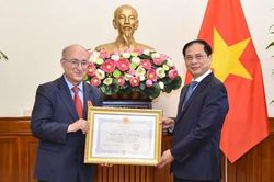 Bộ trưởng Ngoại giao Bùi Thanh Sơn trao Huân chương Hữu nghị cho Tiến sỹ Kambiz Ghawami