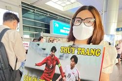 Bạn thân Thùy Trang mang hoa ra đón mừng các tuyển thủ