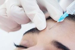 Cấp cứu vì mờ mắt ngay sau 1 phút làm đẹp