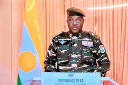Lãnh đạo tự xưng sau đảo chính của Niger không nhượng bộ, ECOWAS dọa dùng vũ lực