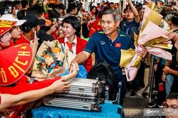 Đội tuyển nữ Việt Nam rạng rỡ trở về nuớc