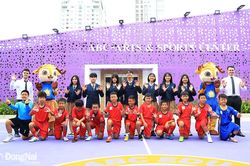 Các cầu thủ nhí giao lưu tại Trường song ngữ Á Châu
