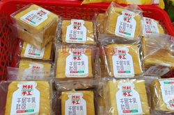 Hàng hóa không rõ nguồn gốc len lỏi vào hội chợ ở Bạc Liêu
