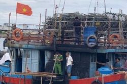 2 tàu cá bị cháy khi đang neo đậu trên sông Nhật Lệ