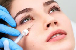 Tiêm filler ở cơ sở 'chui', người phụ nữ bị mờ mắt