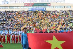 Người quan sát: Tựa lưng vào khán đài, đừng quay lưng với khán giả
