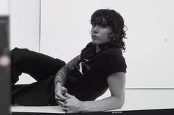 Jungkook BTS lại khiến fan nghẹt thở với video hậu trường chụp ảnh mẫu cho Calvin Klein