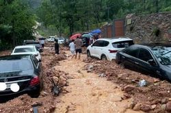 Xôn xao thông tin sạt lở, xe ôtô 'chôn chân' ở nơi có nhiều vi phạm trật tự xây dựng