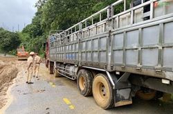 Điện Biên: Kịp thời khắc phục sự cố sạt lở đất trên đèo Tây Trang