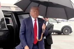 Ông Trump tuyên bố 'vô tội' trong phiên tòa buộc tội lật ngược kết quả bầu cử