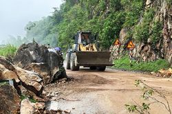Tảng đá lăn trên cao xuống đè trúng ô tô đang di chuyển ở Hòa Bình