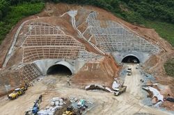Khoét núi, đào hầm dài gần 1 km trên cao tốc đoạn qua Hà Tĩnh