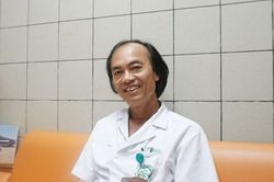 Mặc quần rách, bác sĩ bị nghi ngờ giả mạo khi cấp cứu hành khách trên máy bay