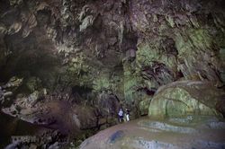 Khám phá vẻ đẹp hoang sơ của Hang Sưng ở Hòa Bình