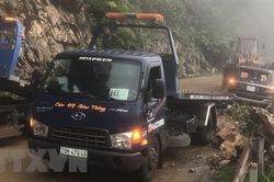 Hòa Bình: Sạt lở trên Quốc lộ 6, đá rơi vào ôtô bán tải đang lưu thông