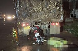 Đâm xe máy vào đuôi xe tải chở củi, 2 người tử vong tại chỗ