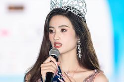 Tài khoản Hoa hậu Ý Nhi đăng đàn chuyện trả lại vương miện Miss World Vietnam?