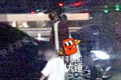 Triệu Lệ Dĩnh ăn vận kín mít, bí mật đưa quý tử đi chơi ở chốn đông người