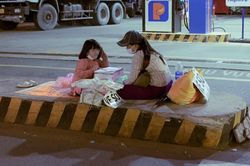 Xúc động hình ảnh bé gái vừa cùng mẹ bán vé số, vừa vẽ ước mơ trên trang giấy