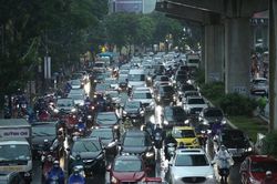 Hà Nội: Mưa lớn đúng giờ đi làm, người dân chen chân giữa dòng xe chật cứng
