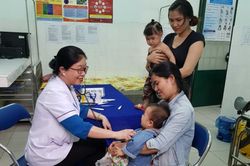 Thiếu vắc xin 5 trong 1 tiêm ngừa cho trẻ