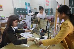 Tỷ giá nhích tăng nhẹ, giá vàng 'thăm dò' các tín hiệu mới