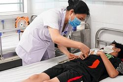 Chăm sóc trẻ bị sốt xuất huyết: Cẩn trọng kẻo nguy hiểm tính mạng