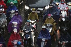 Hà Nội tắc cứng, ngập úng nhiều tuyến phố do mưa lớn