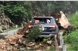 Hòa Bình: Sạt lở đất đá đè bẹp ô tô, giao thông ùn tắc nghiêm trọng