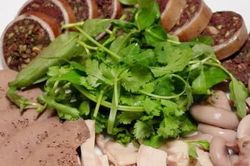 Mắc liên cầu khuẩn sau khi ăn lòng lợn, không ăn tiết canh, vì sao?