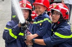 Xúc động với giấc mơ làm lính cứu hỏa của bé trai 7 tuổi mắc ung thư thành hiện thực