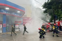 Cháy giả định gần cây xăng, tổ liên gia an toàn PCCC phối hợp dập tắt