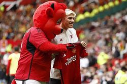 Tân binh Hojlund đưa MU 'lên mây' sau màn ra mắt đơn giản tại Old Trafford