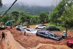 Yêu cầu rút kinh nghiệm vụ hàng loạt ôtô 'bị vùi lấp' ở khu vực nhiều vi phạm trật tự xây dựng
