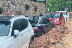 Mưa gây ngập lụt cục bộ ở xã Minh Phú (Sóc Sơn, Hà Nội)